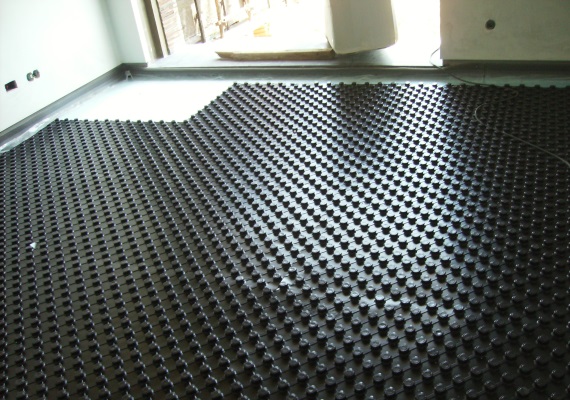 Montagem de solução de climatização invisível de piso radiante.
