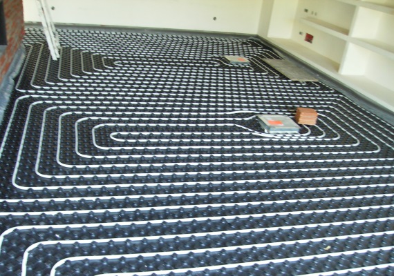 Montagem de solução de climatização invisível de piso radiante.